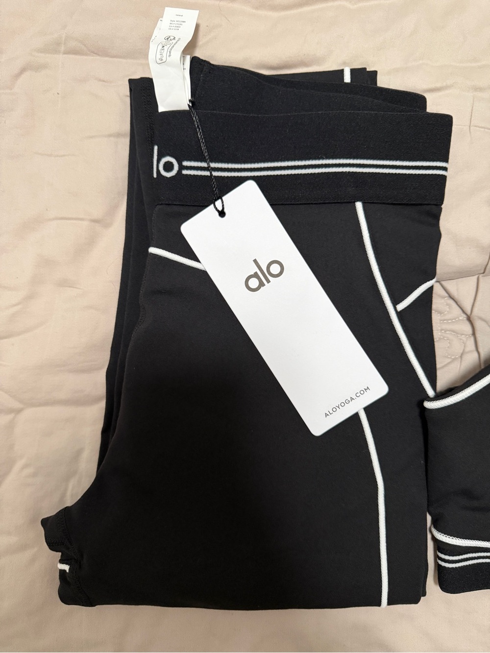 NWT Alo Yoga Black Activewear Set - Bra & Piping Leggings - Picture 5 of 8